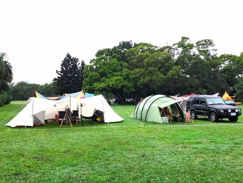 在綠地上紮營,準備迎接周末的戶外露營音樂祭。