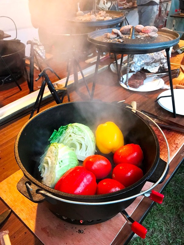 剛出爐的鑄鐵鍋鮮蔬料理。