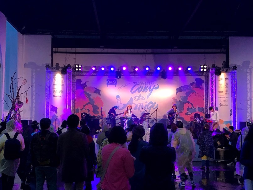 入夜伴隨絢麗的燈光,音樂祭活動現場氣氛更加熱鬧。