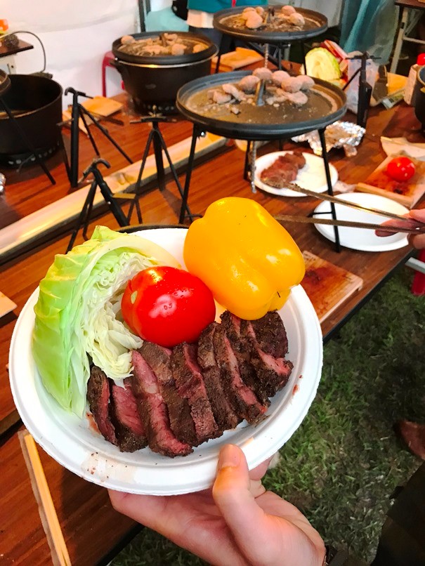 鮮嫩多汁的牛排經過精心擺盤叫人食指大動。