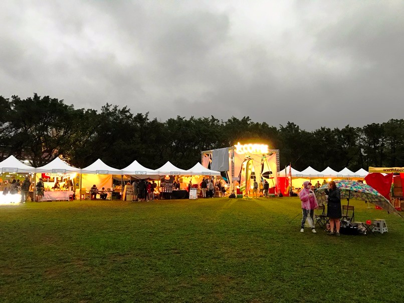 華燈初上為夜裡的露營場增添浪漫氣息。