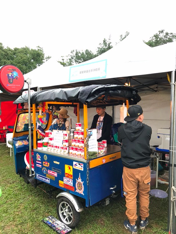 露營現場可愛造型的餐車。