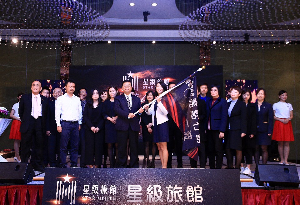 交通部觀光局副局長張錫聰(中)與星旅60第2波入選飯店業者合影。