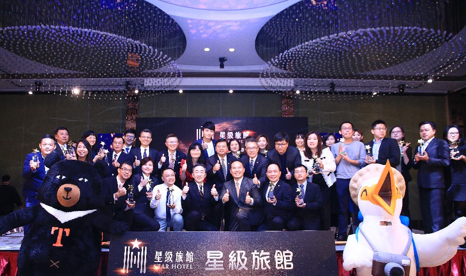交通部觀光局長官與星旅60業者、網紅、國內外旅遊電商貴賓們大合影。