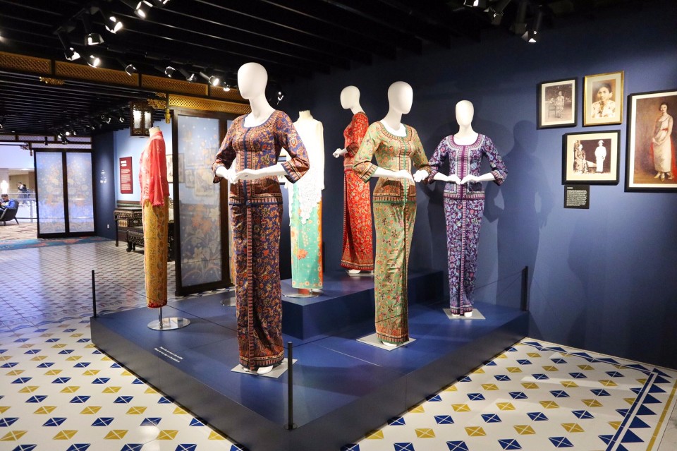 峇峇娘惹展廊(Peranakan Gallery)展示了娘惹服裝、生活用品等。