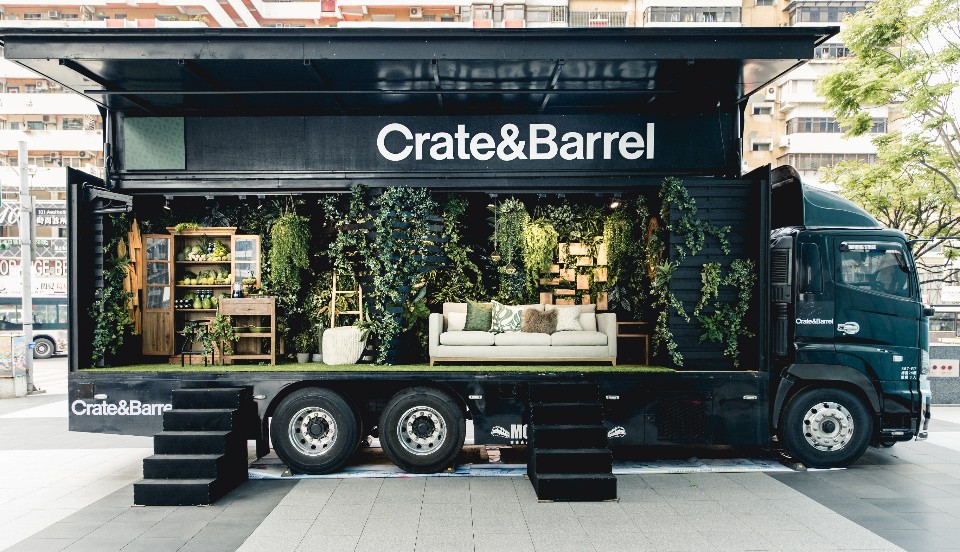 把春天帶回家!Crate and Barrel 打造形象概念車 展現綠黃藍等大自然元素