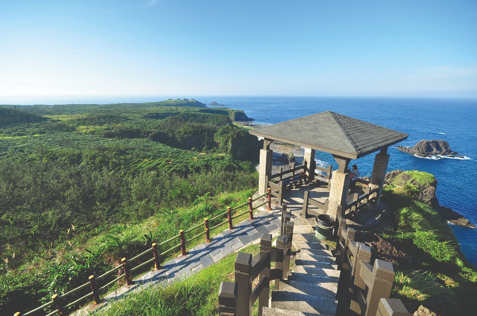 登上綠島小長城 俯瞰哈巴狗與睡美人岩 眺望柚子湖夢幻美景