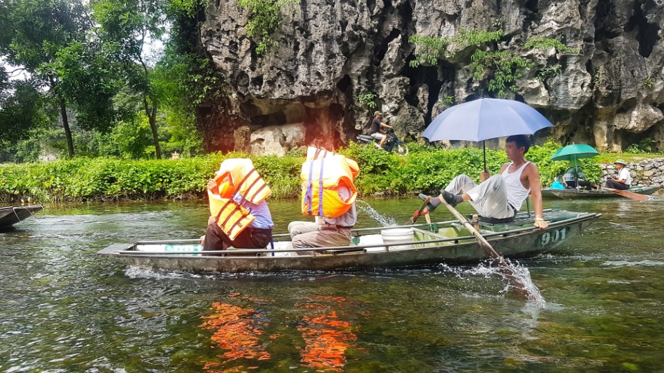轻划小舟穿梭壮丽奇景石灰岩溶洞|越南-河内-下龙湾团体行程|陆龙湾
