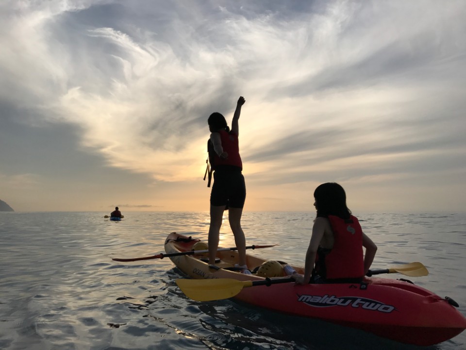夏天不一樣的玩法,在花蓮清水斷崖海上划獨木舟賞日出
