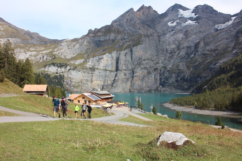 一窺瑞士最美的山中藍寶:日光暖暖的厄希嫩湖Oeschinensee