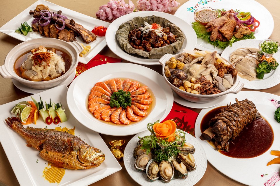 福容大飯店外帶年菜開賣!剝皮辣椒雞湯、櫻花蝦米糕、御品佛跳牆輕鬆上桌 在全家超商就買得到