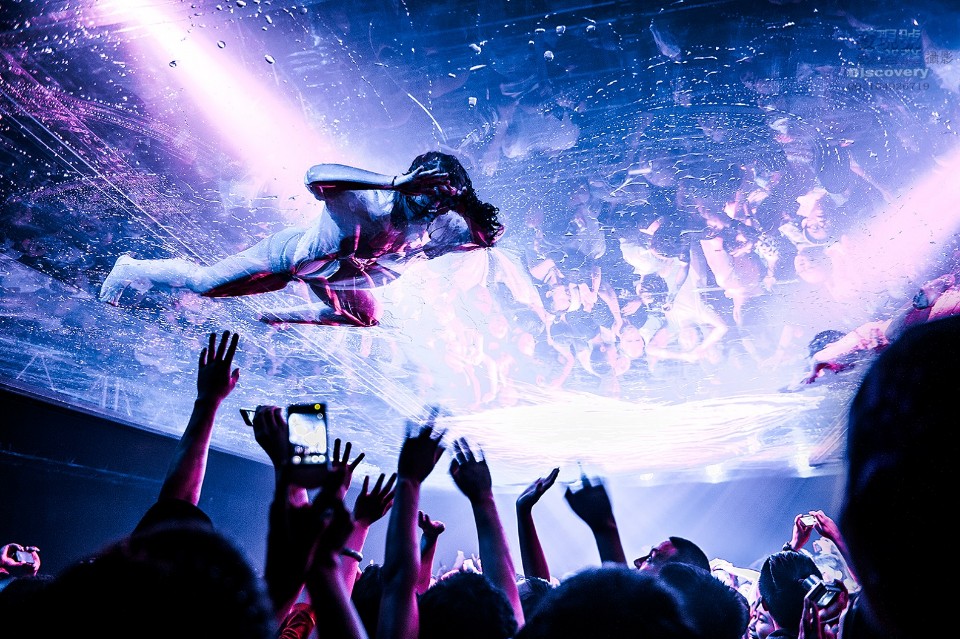 要你站著看、可互動的劇場派對!極限表演「FUERZA BRUTA WAYRA」在美高梅劇院