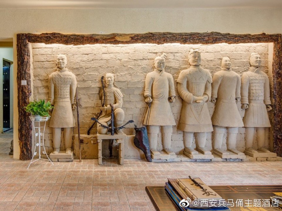 好膽來挑戰 | 整屋子兵馬俑盯著你睡覺 這樣的房間你敢住嗎?