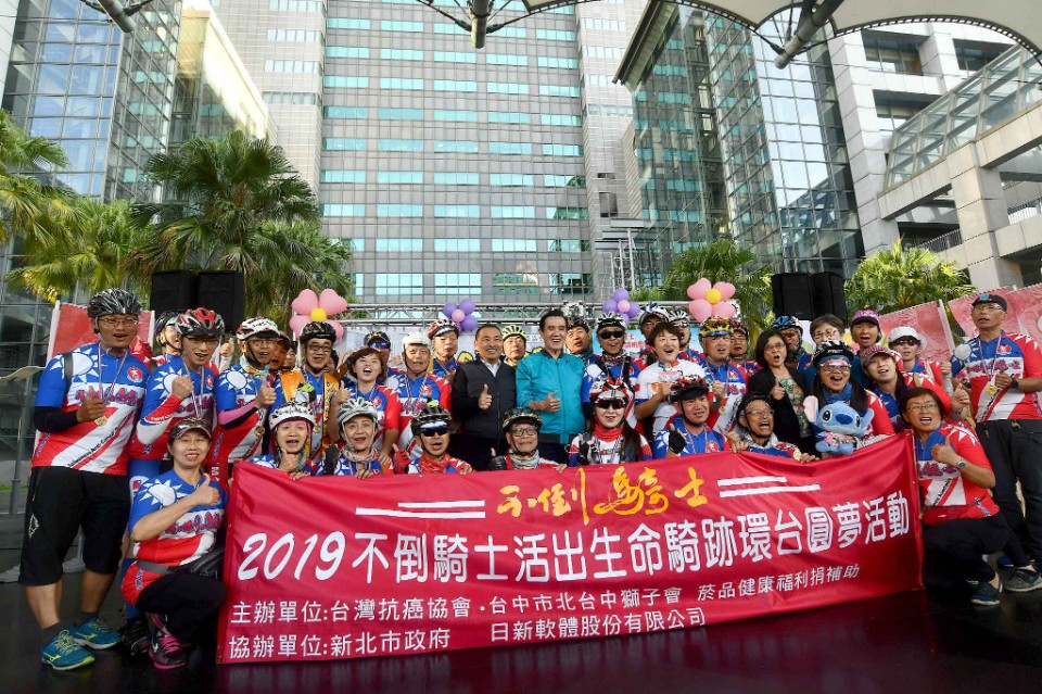 不倒騎士完成單車環台壯舉 風景美,一起騎車的人更美