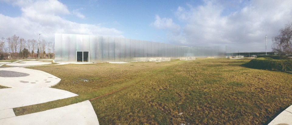 SANAA「羅浮宮朗斯分館 Louvre Lens」優雅順應地形的建築