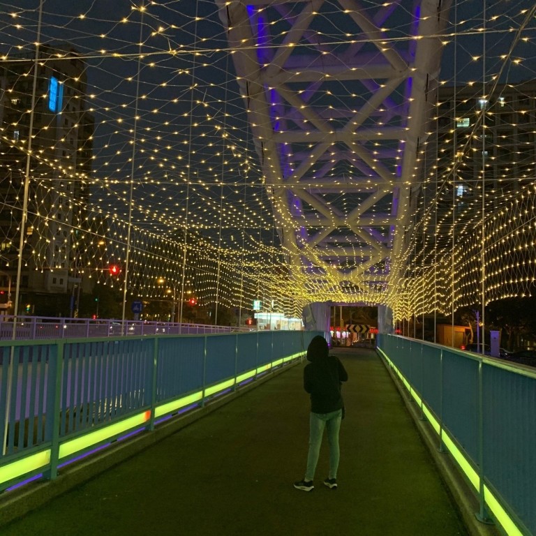 約會新景點!台中海天橋絕美星空隧道 猶如戲劇場景