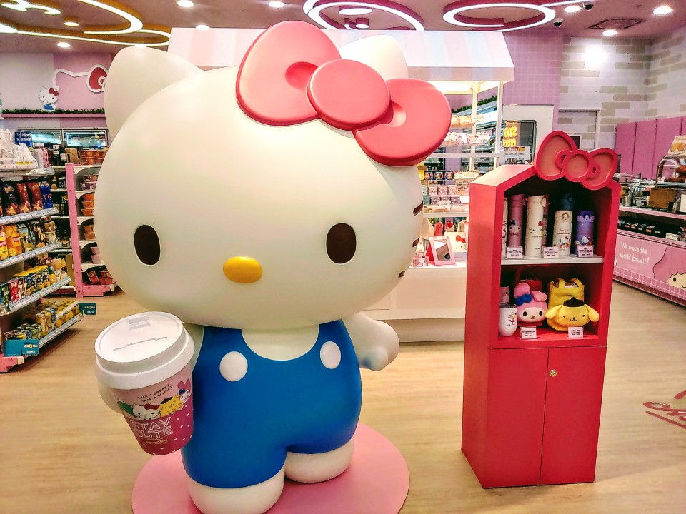 【旅遊】7-11 「三麗鷗聯名店」現身西門町,巨型KITTY、粉紅關東煮碗、特色商品萌翻天
