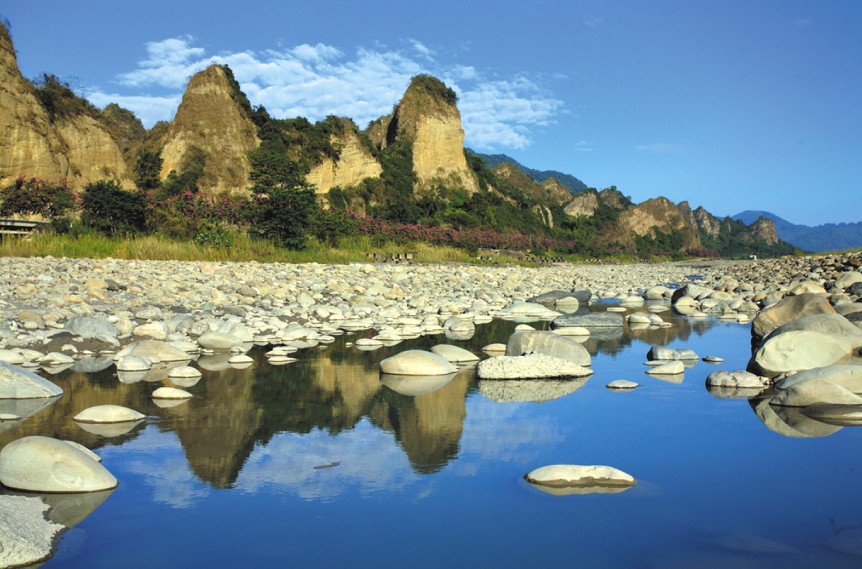 【小鎮漫遊】高雄六龜-泡湯泉品山茶 體驗山河之美