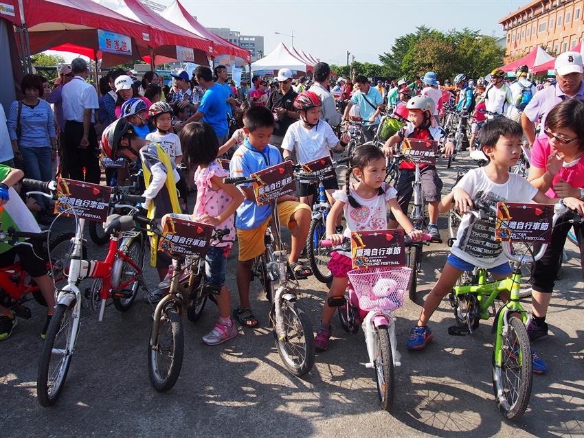 图片说明:行政院盼台湾自行车节能朝自行车旅游产业等目标发展.