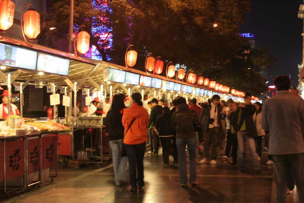 见识北京的夜市文化 东华门夜市