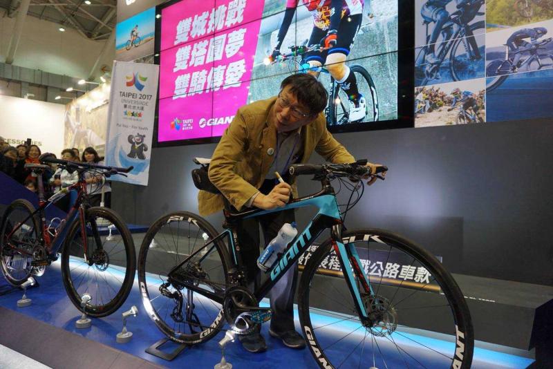 台北市长柯文哲与巨大集团董事长刘金标今(3)日在台北国际自行车展
