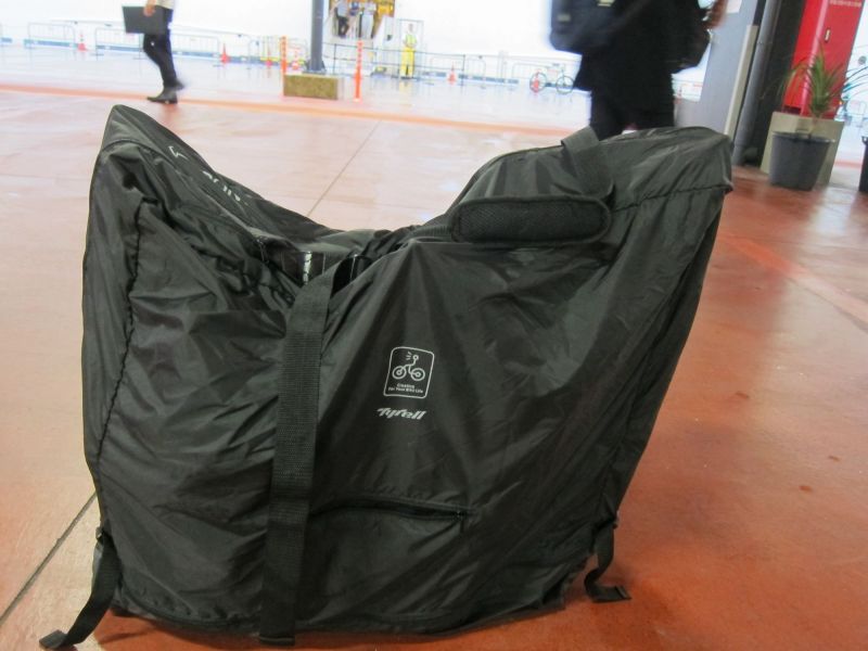 專用的攜車袋，不用時還可以收在專用的小袋子裡，不佔空間。(亞南 提供)