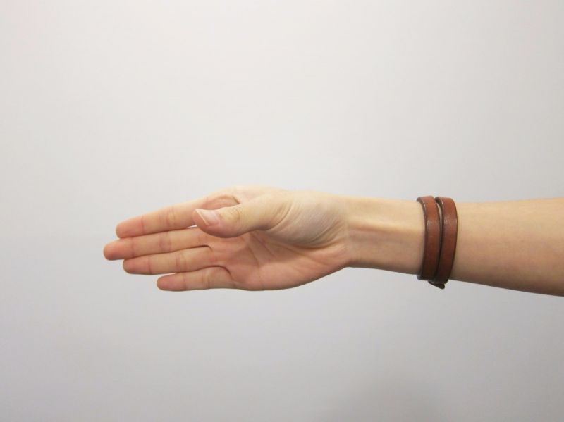 ▼动作1:(右手)前臂伸直,手指打直,让手掌跟地板垂直.