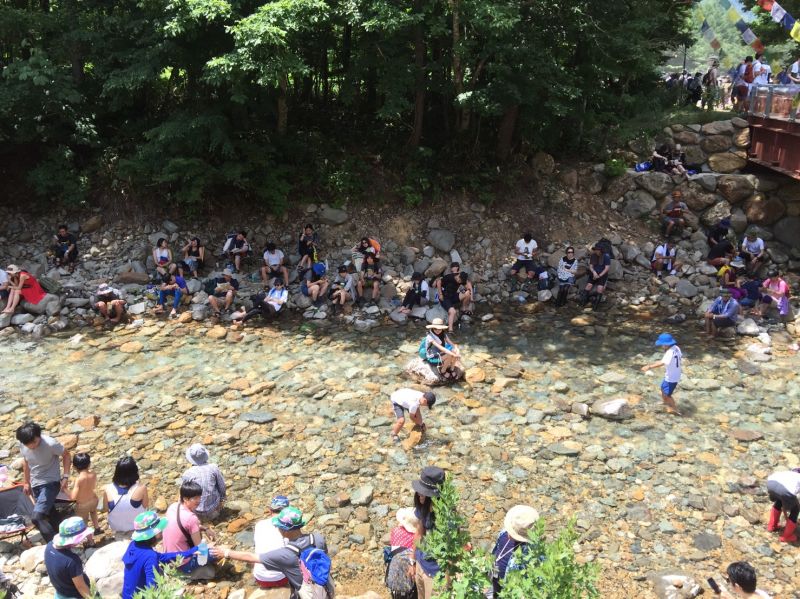 小溪流高度僅到腳踝邊,讓小朋友得以安心玩水。(土井健司提供)