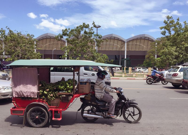 柬埔寨印象:滿街都看得到的嘟嘟車TukTuk。(賴維屏提供)