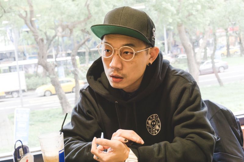 林哲儀說,直到面對這個廠牌之前,他有很長一段時間是沒有自信心的,深怕自己做不好,達不到別人的期待。(江婕羽攝)