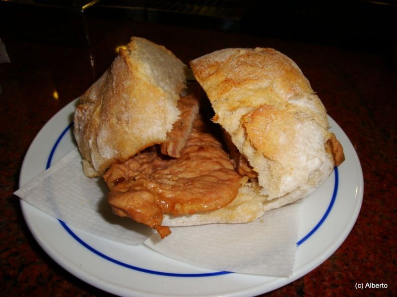 豬扒包。(照片提供:Wikimedia Commons@Alberto González)