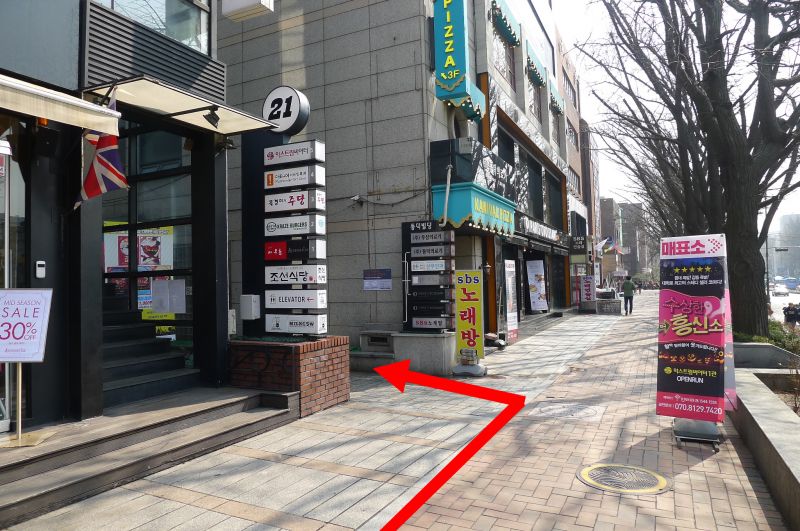 在這兩棟建築間的小巷子左轉。(圖片來源:皇冠出版社《歐巴,我來了!》)