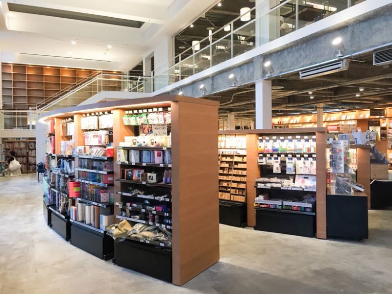 蔦屋書店圓弧狀的陳列風格,展現出日本空間美學,不像台灣書店總是把商品塞得滿滿(圖片來源:悅知文化)