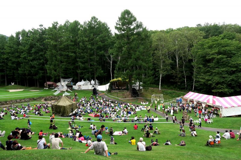 在森林草地上或躺或坐,輕鬆享受大自然的純淨氣息。(土井健司提供)