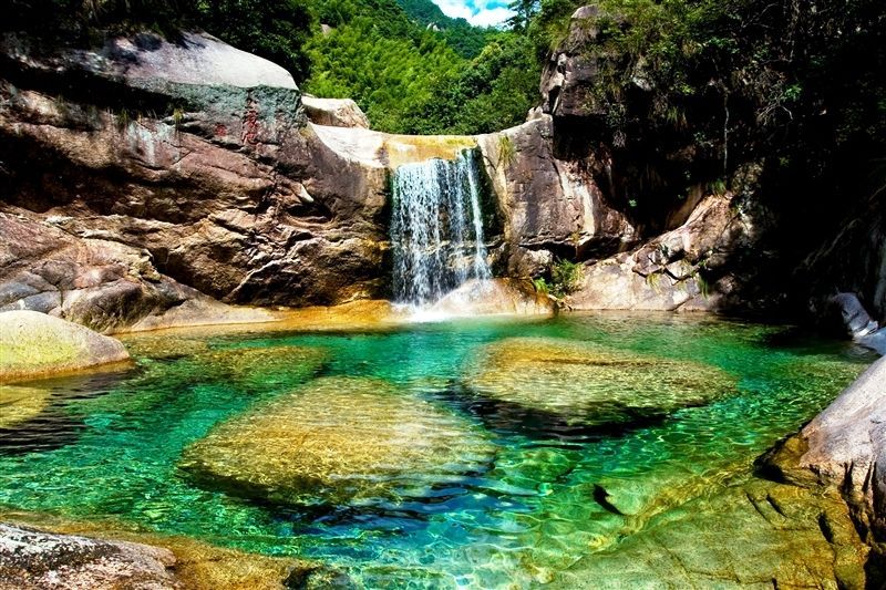 黃山旁的翡翠谷,潭水清澈碧綠,是玉嬌龍深潭取劍地。