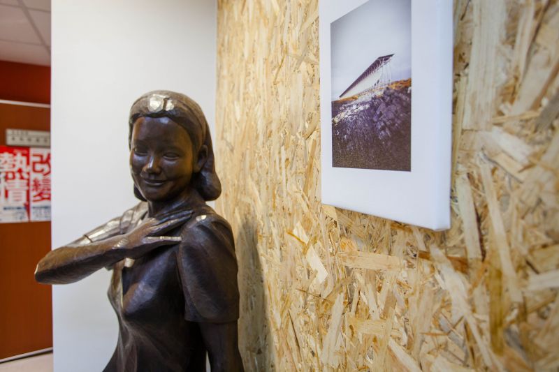 思瑤辦公室裡有這著名藝術家為她製作的雕像，後面也擺放著彼得•卒姆托(Peter Zumthor)的作品照片;攝影/蘇琨?