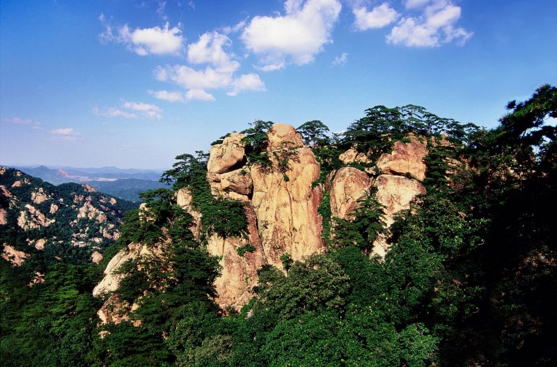 千山景區的奇峰怪石為她贏得東北小黃山的名號。