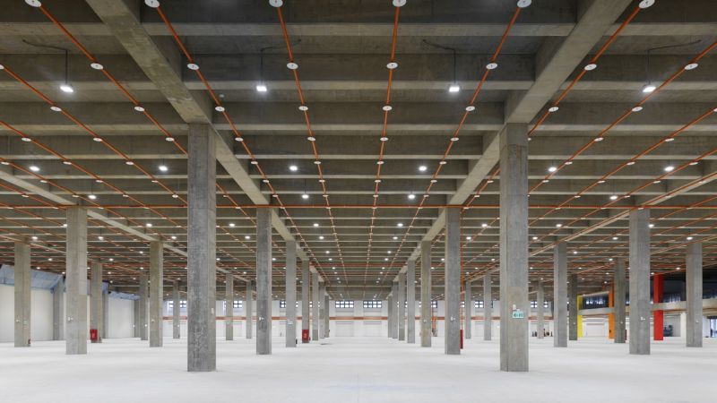 室內的高空間保留混凝土質感；圖片提供：張哲夫建築師事務所、永聯物流開發股份有限公司