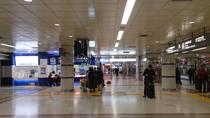 走出來之後就是京成電鐵和JR售票處了。(photo by 阿福)