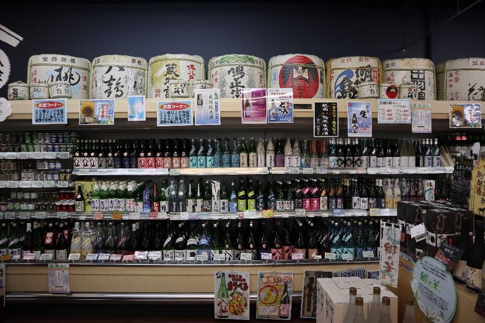 酒類專區販售著青森各地的特色酒，不妨帶支蘋果酒Kimori作為伴手禮！
