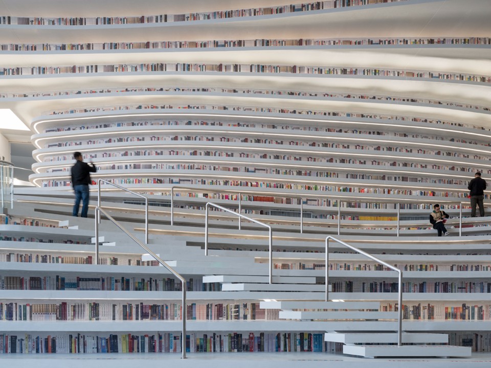 波浪般的白色階梯構成的書架。圖片來源MVRDV