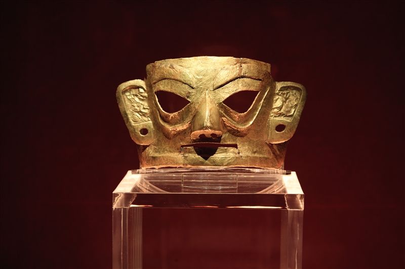 出土的金面具，與三星堆遺址的青銅面具造型風格有異曲同工之妙。(圖片來源:欣傳媒)