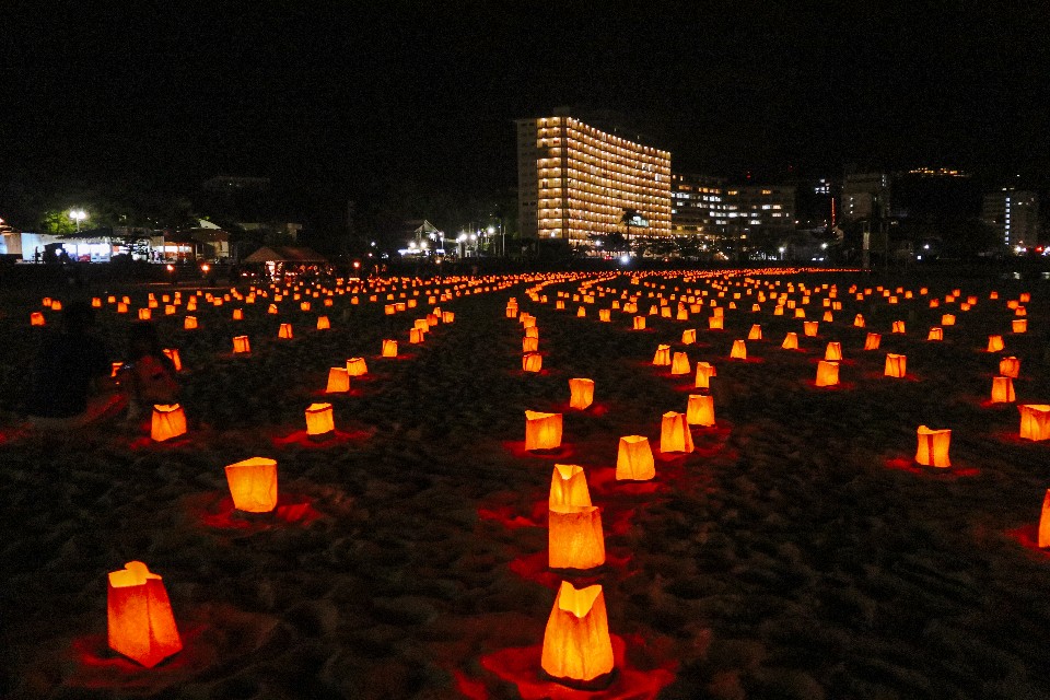 夏日限定的紙燈海與海上的煙花，是白濱海灘夜晚的重頭戲。