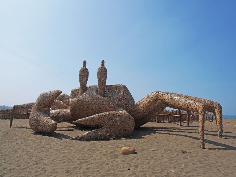 藝術家徐暋盛的創作〈多謝多蟹〉，竹編蟹老板與沙灘自然無違和感。（劉宸嘉攝影）