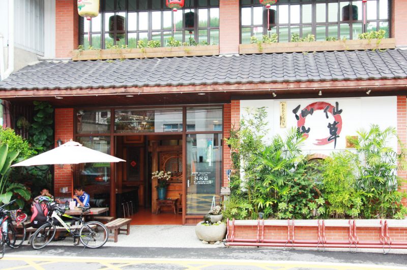仙山仙草是獅潭老街上的人氣老店。(陳德偉攝影)