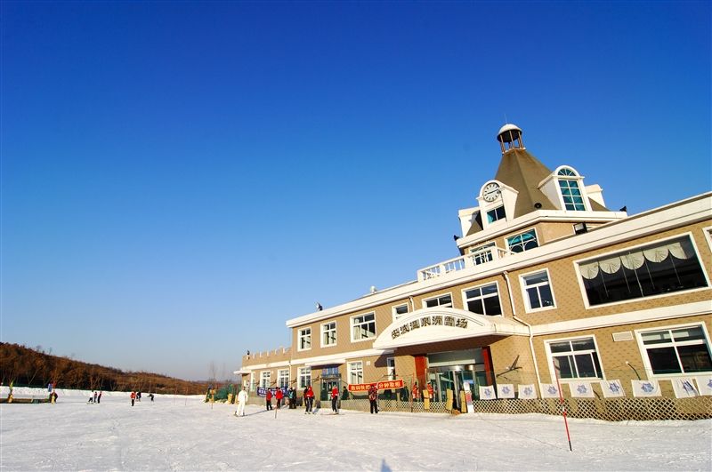 安波除了有罕見的天然地湧溫泉，本身也是當地知名的滑雪場。