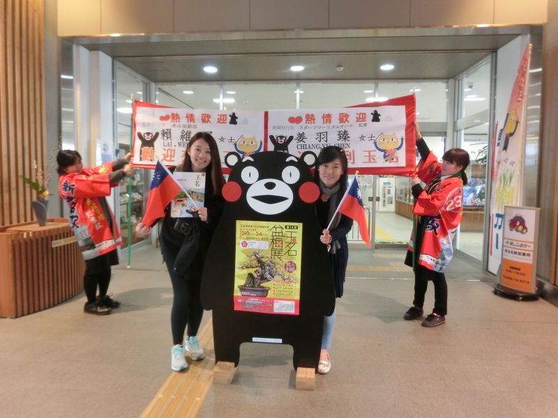 一出車站就受到熊本熊的熱烈歡迎。(賴維屏提供)
