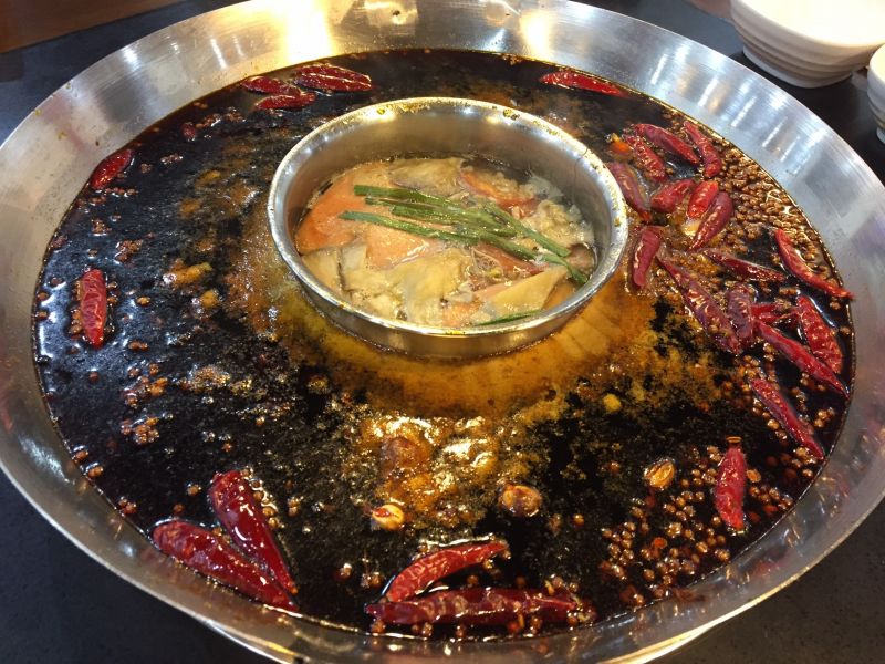 重慶鴛鴦鍋，不辣的區域只有中間一小鍋　(圖片來源：費許)