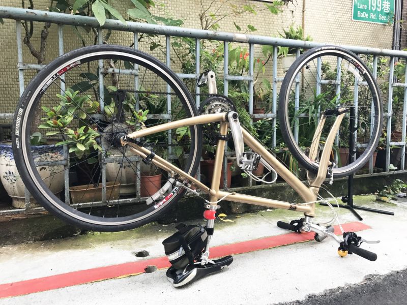 把單車倒放過來，準備拆卸輪組。(photo by 百穗)
