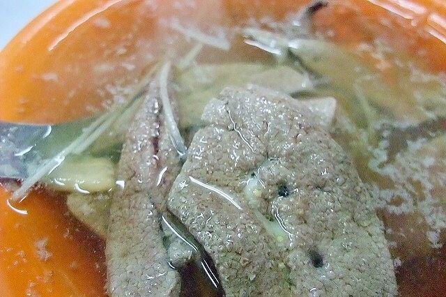新鮮現煮的招牌豬肝湯，搭配筒仔米糕最對味。（Flickr授權作者-PMJC）